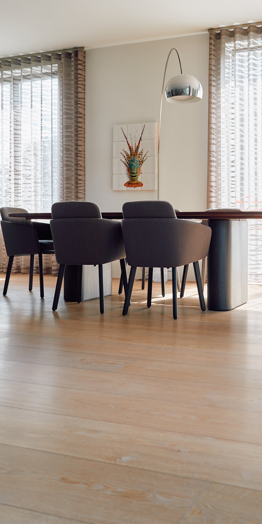 Brede Frans eiken planken houten vloer op vloerverwarming in de woonkamer