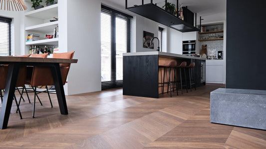 Hongaarse punt houten vloer op vloerverwarming in de woonkamer en keuken
