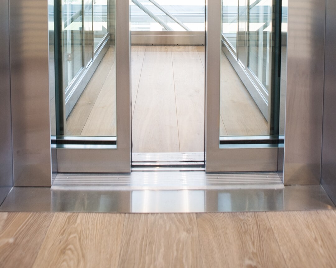 Vloerverwarming en houten vloer kantoorpand Arnhem doorgelegd in lift