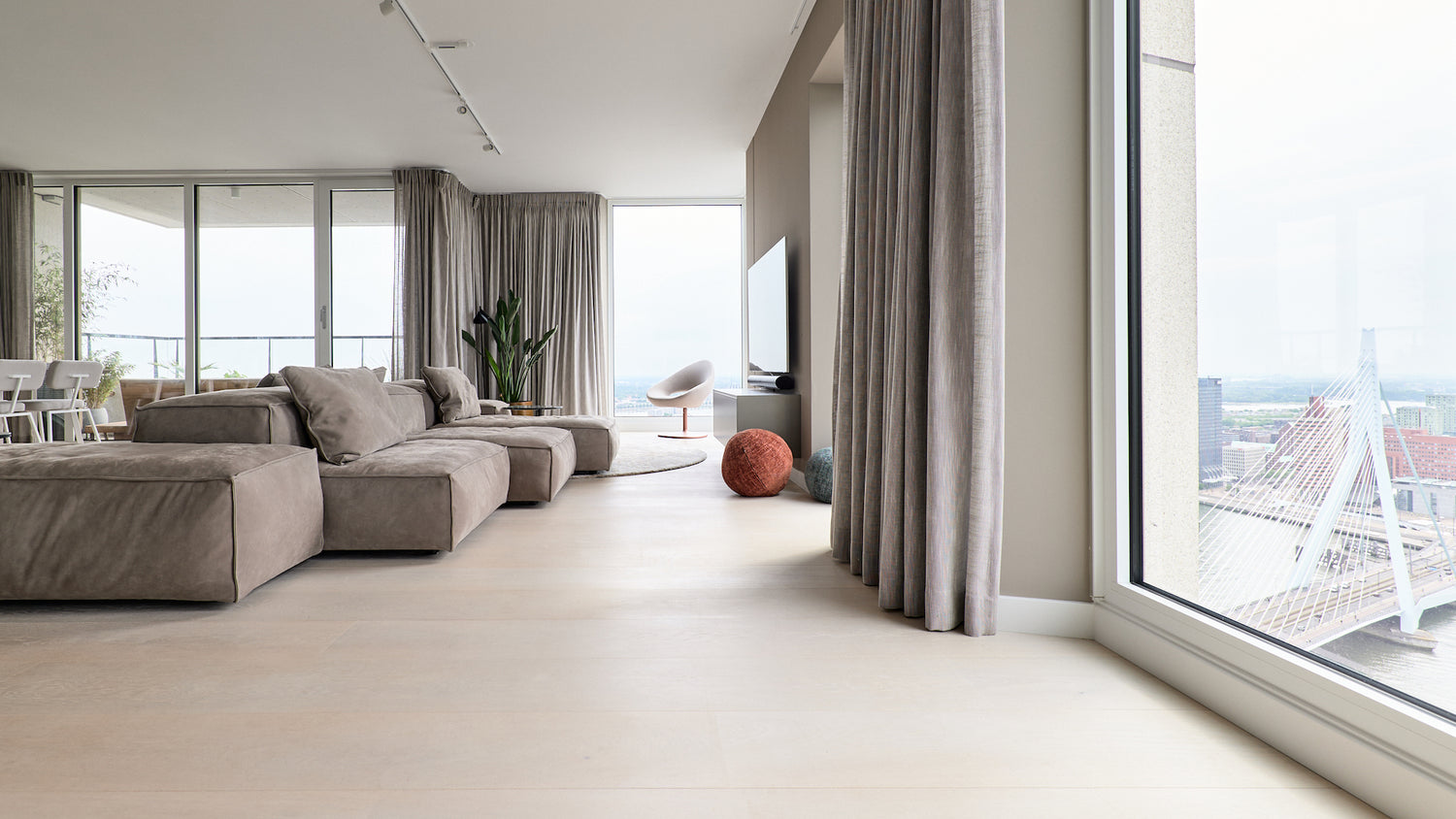 De houten vloer is gelegd in een modern appartement op de 37e verdieping