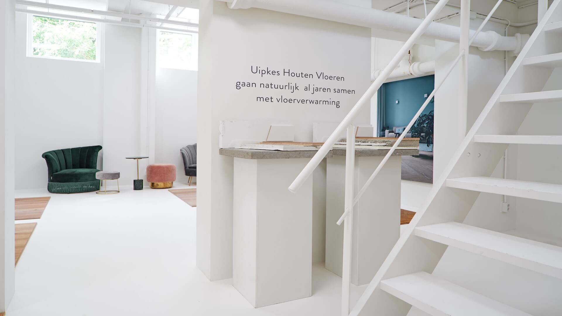 Houten vloeren op vloerverwarming in showroom van Uipkes in Amsterdam