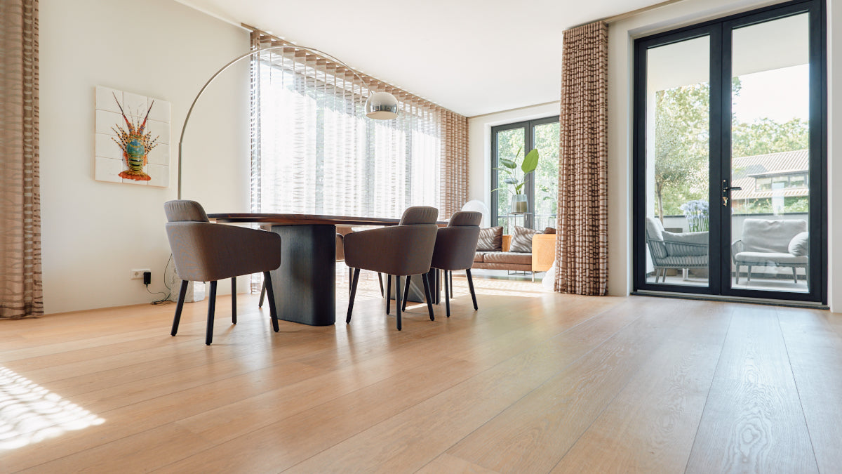 Planken houten vloer in lichte woonkamer in Scandinavische stijl