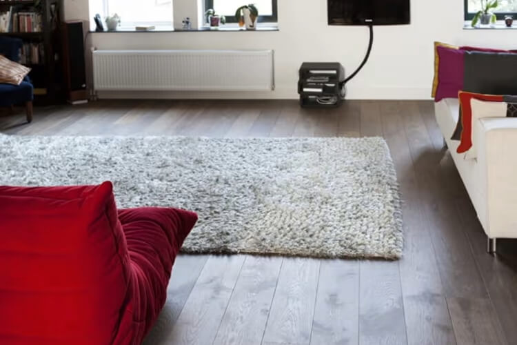 Donkere houten planken vloer in appartement
