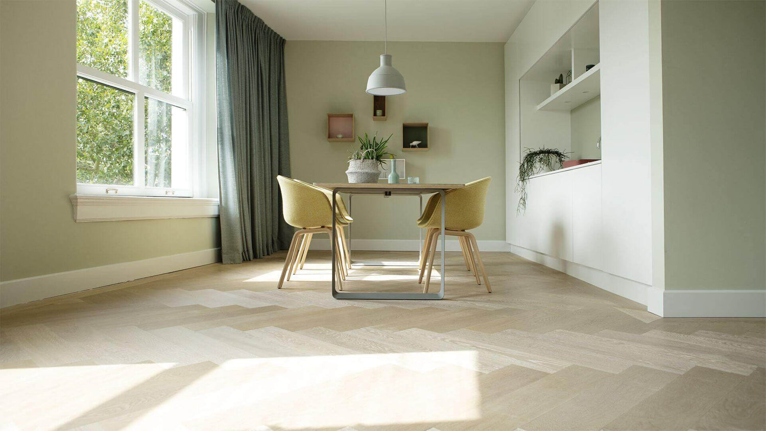 Visgraat houten vloer gelegd in appartement